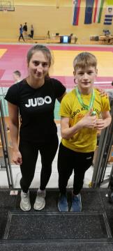 Jonaš Rua Kvapil s kolajno in trenerka Tjaša Rozman Muha